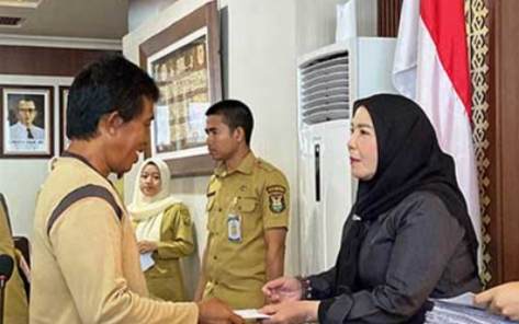 Eva Dwiana Serahkan Bantuan Rp20 Juta/KK ke Korban Musibah di Bandar Lampung