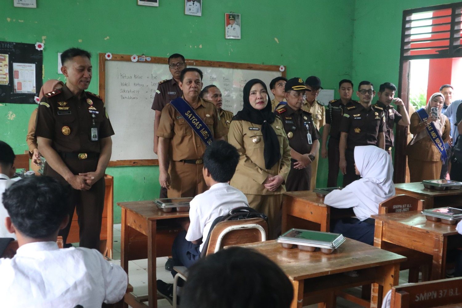 Wali Kota Eva Dampingi Kajati Tinjau MBG di SDN 1 Way Lunik dan SMPN 37