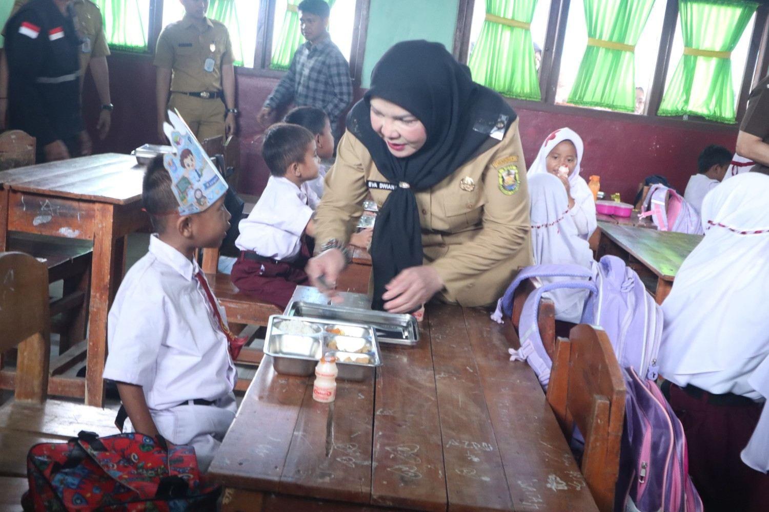 Eva Dwiana Cicipi Menu MBG: Rasanya Enak dan Bergizi