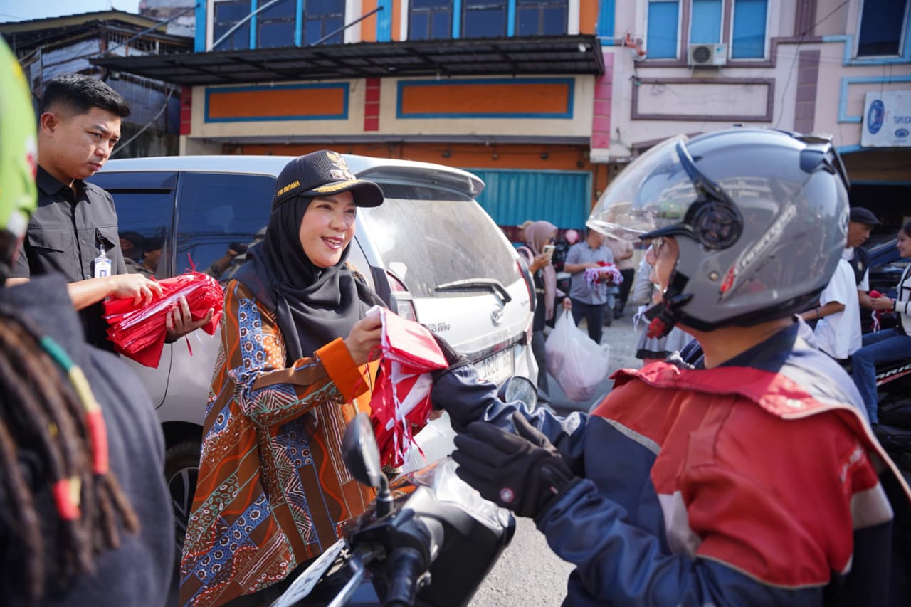 Gelorakan Semangat Kemerdekaan, Eva Dwiana Bagikan 10 Ribu Bendera ke Warga Bandar Lampung