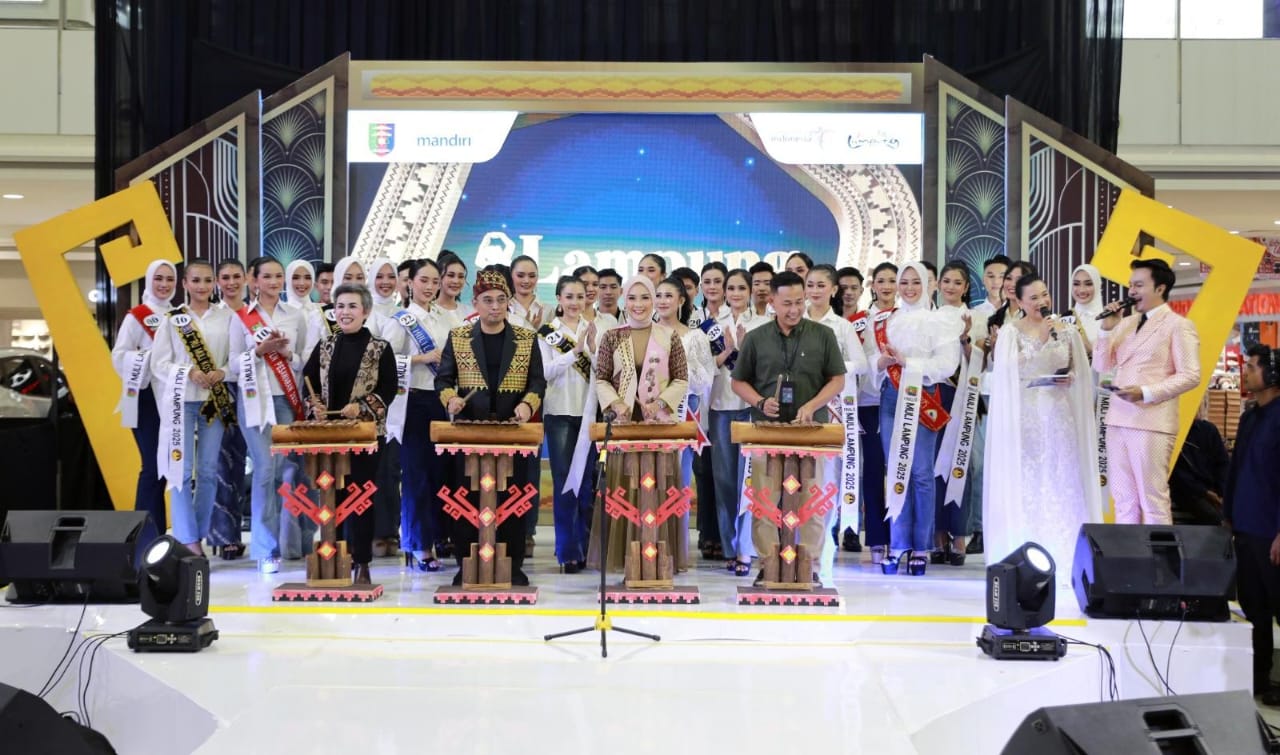 Ketua Dekranasda Provinsi Lampung Ibu Purnama Wulan Sari Mirza Buka Lampung Fashion 2025