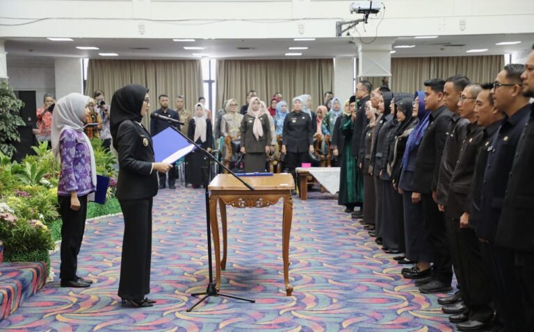 Wagub Jihan Melantik dan Mengambil Sumpah Jabatan 6 Pejabat administrator dan 44 Pejabat Pengawas di Lingkungan Pemprov Lampung
