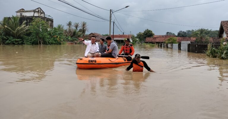 Yudha Sambangi Warga Korban Banjir di Kabupaten Pringsewu
