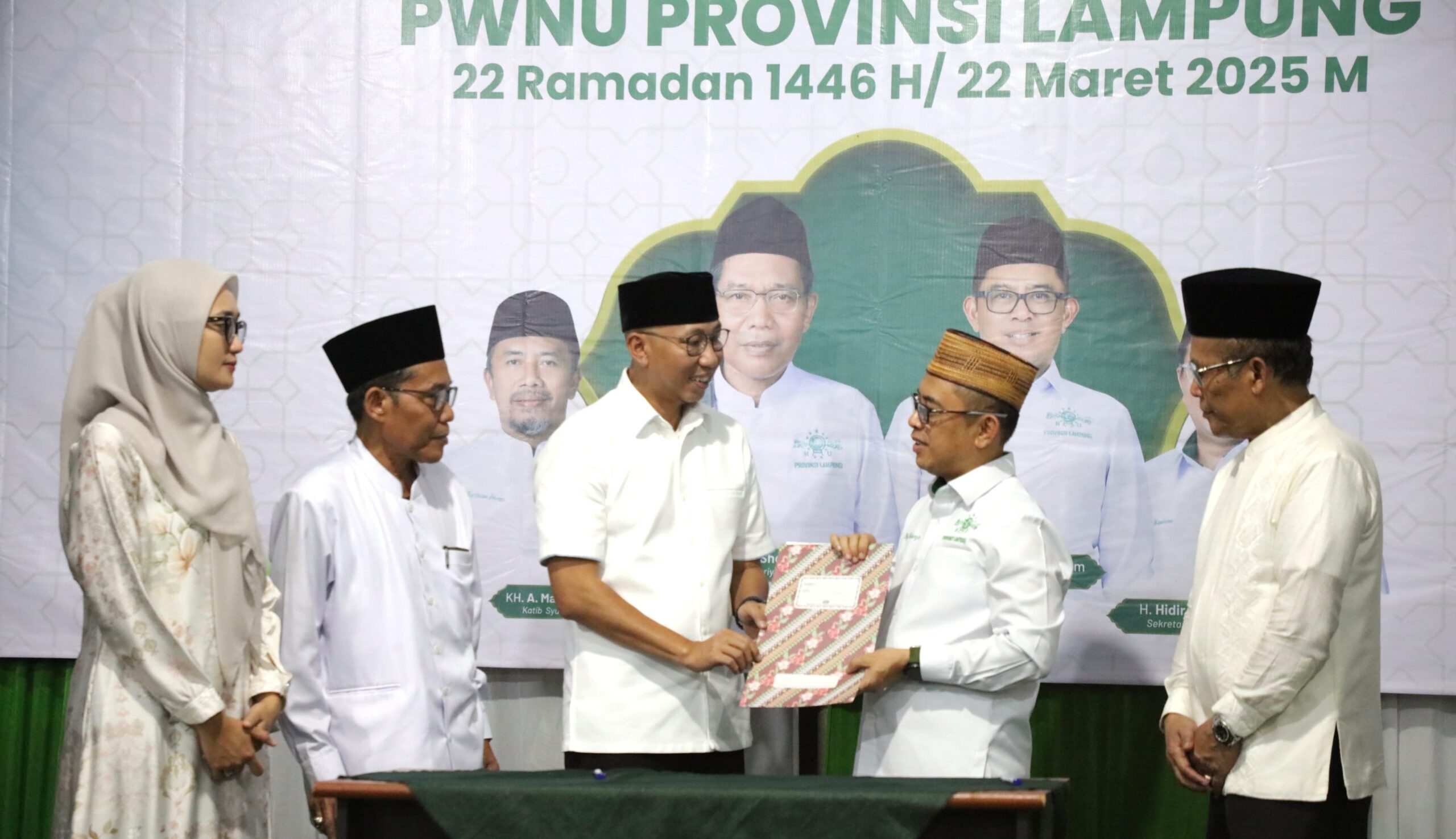 Gubernur Mirza Tandatangani Naskah Perjanjian Hibah Daerah yang akan Dijadikan Kantor PWNU Lampung di Pusat Pemerintahan Kota Baru