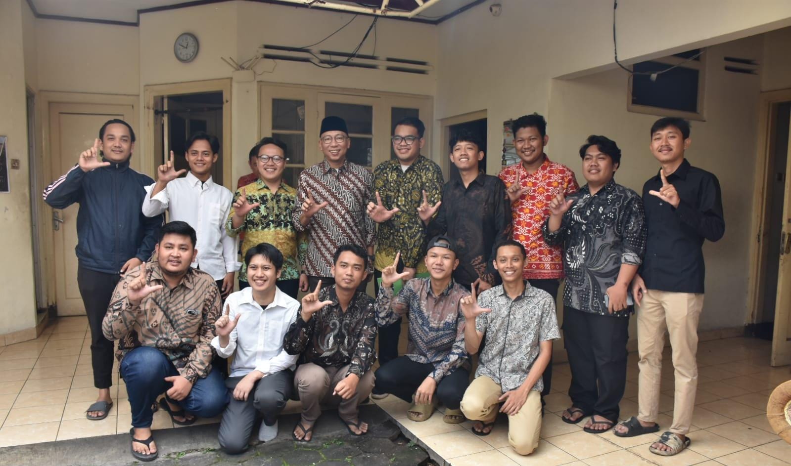 Hangat dan Akrab, Gubernur Mirza Silaturahmi Dengan Mahasiswa Lampung di Asrama Bandung