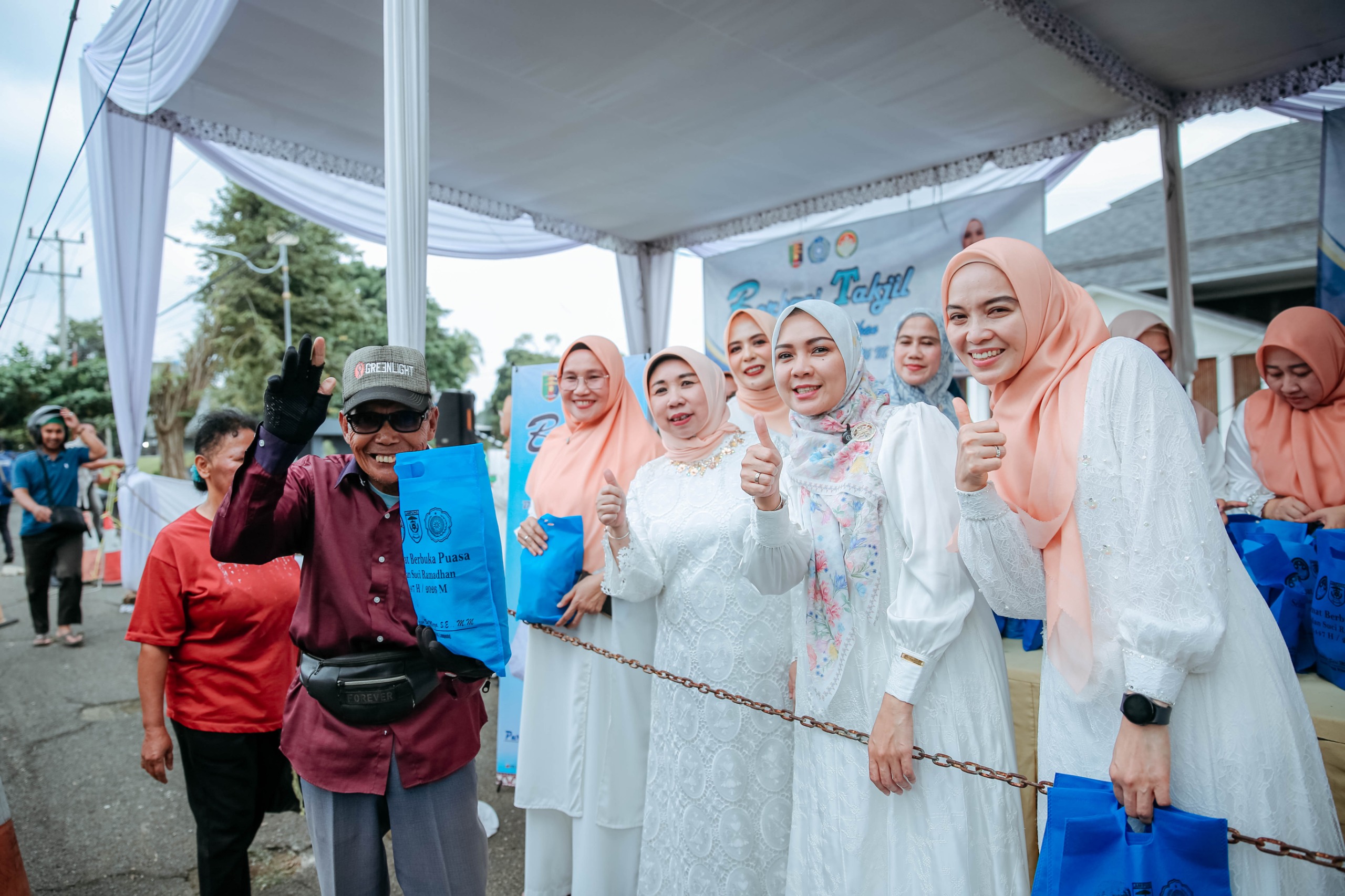 Ketua TP PKK Bagikan Takjil Di Mahan Agung, Bagikan Sedikitnya 800 Paket Takjil Kepada Masyarakat