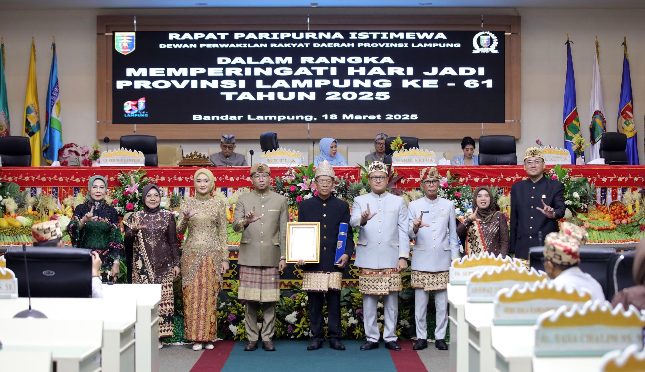 Rapat Paripurna Istimewa HUT Lampung ke-61 Berlangsung Penuh Semangat Kebersamaan, Gubernur Mirza Motivasi Seluruh Komponen Masyarakat