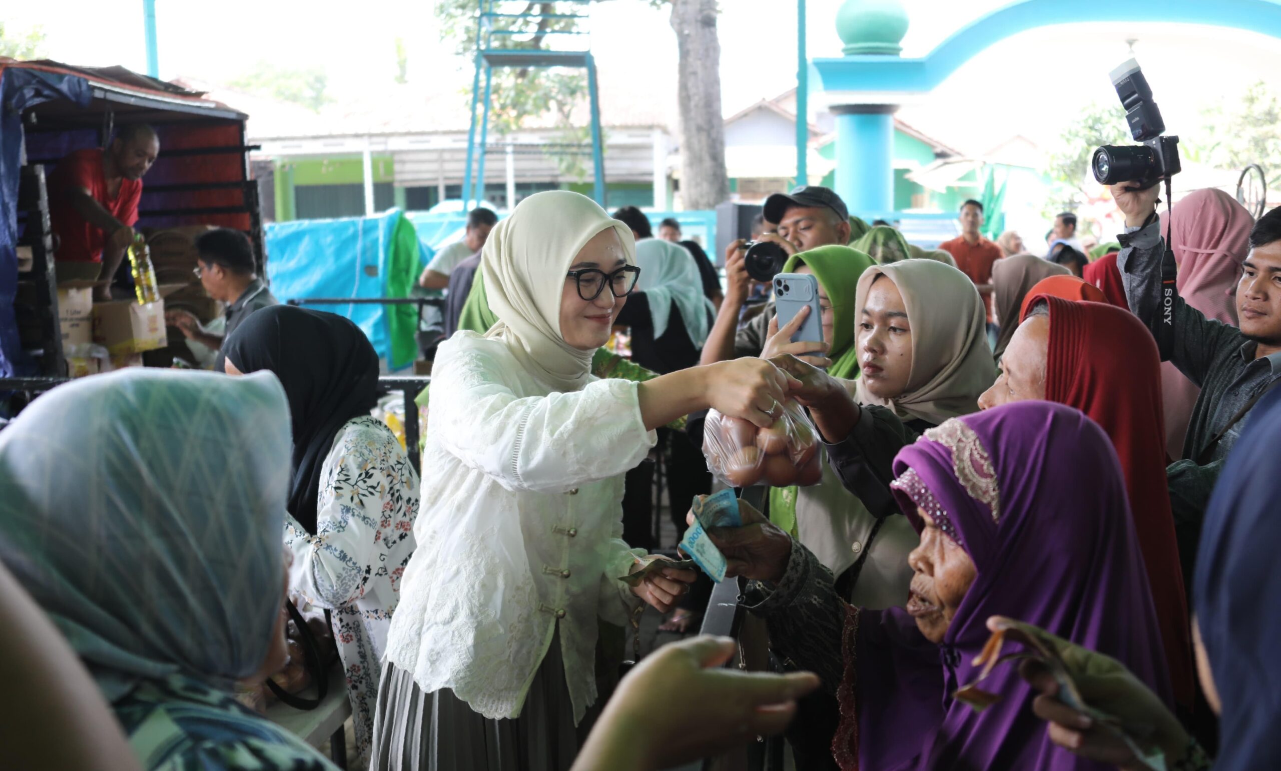 Wagub Jihan Nurlela Buka Pasar Murah yang Diselenggarakan Disperindag Provinsi Lampung Bekerja Sama dengan PW Muslimat NU Provinsi Lampung